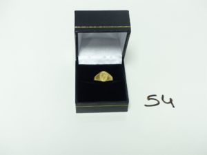 1 Chevalière en or gravée "NR" (Td52). PB 3,6g
