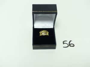 1 Bague en or bicolore ornée d'un petit diamant (Td52). PB 3g