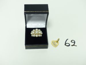 1 Bague en or ornée de perles et petits diamants (Td56) et 1 pendentif en or à décor d'un coeur orné de perles. PB 13g