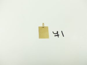 1 Pendentif plaque en or gravé. PB 3,5g