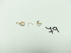 2 Boucles en or ornées d'une perle (1 cassée). PB 1,5g