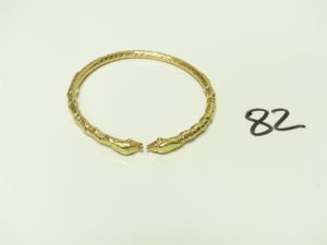 1 Bracelet en or rigide à décor de têtes de serpents (Diamètre 7cm). PB 45,3g