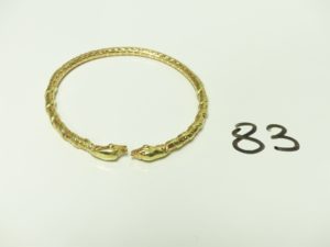 1 Bracelet en or rigide à décor de têtes de serpents (Diamètre 7cm). PB 44,1g