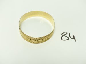 1 Bracelet en or rigide et ouvragé (Diamètre 7cm). PB 33,9g
