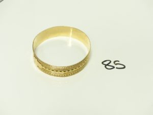 1 Bracelet en or rigide et ouvragé (Diamètre 7cm). PB 34g