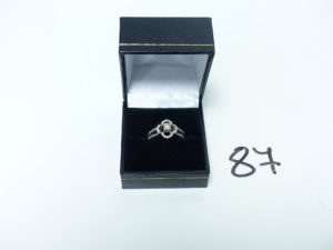 1 Bague en or à décor floral réhaussée d'un diamant entouré de petits diamants (4 chatons vides, Td48). PB 5,1g