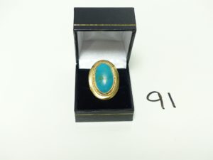 1 Bague en or ornée d'une grosse pierre bleue turquoise (monture trés cabossée, Td50). PB 12,8g