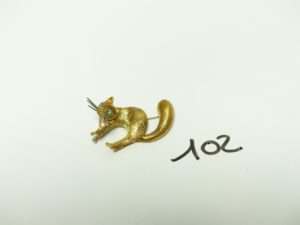 1 Broche en or à décor d'un chat ornée de 2 petites pierres vertes. PB 18,5g