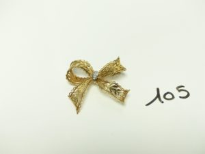 1 Broche en or à décor d'un noeud ornée de 5 petits diamants . PB 18,9g