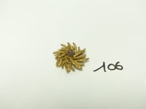 1 Broche en or à décor floral ornée de pierres bleues. PB 27,1g