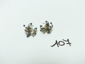 2 Boucles en or à décor floral ornées de pierres bleues et petits diamants (fermoirs plastiques). PB 12,5g