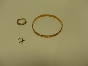 1 Bague en or ornée de petites pierres (4 chatons vides, monture à redresser, Td55) et 1 bracelet rigide et ouvragé (Diamètre 6,5cm). PB 21,3g