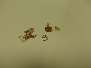 2 Pendentifs (1 en or 21K à décor de la Mecque)(1 à décor d'une main en or) et 1 chaine en or cassée. PB 2g