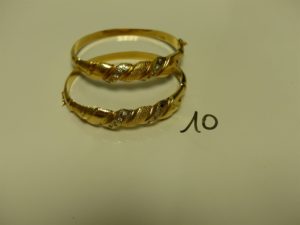 2 Bracelets en or rigides et ouvrants ornés de pierres (1 chaton vide, Diamètre 5,5/6,5cm). PB 32,6g