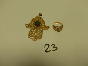 1 Pendentif main en or centré d'une pierre verte (un peu abimé, Hauteur 6cm) et 1 bague ornée de petites pierres (1 chaton vide, Td54). PB 10,1g