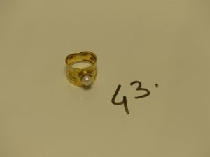 1 Bague en or ouvragée réhaussée d'une perle blanche (Td53). PB 3g