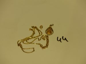 1 Chaîne en or maille marine cassée et 1 médaille en or bicolore à décor d'un ange. PB 4,6g