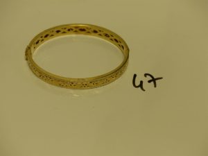 1 bracelet rigide ouvragé ouvrant en or (diamètre 6,5cm). PB 11,8g