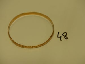 1 bracelet rigide ouvragé en or (diamètre 7cm). PB 14,4g