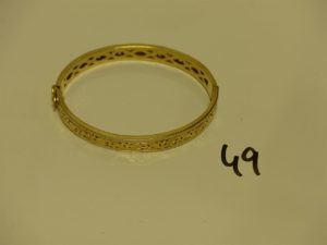 1 bracelet rigide ouvragé ouvrant en or (diamètre 6,5cm). PB 12g