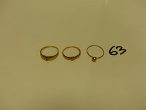 3 bagues en or (1 ornée d'une petite pierre rouge Td55)(1 cabossée Td52)(1 ouvragée Td53). PB 4g