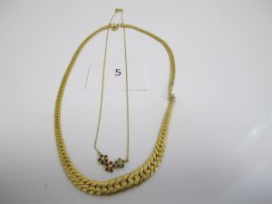 1 Collier en or maille anglaise en dégradée(légerement abimée(L42cm),1 collier en or avec motif central à décorde fleurs pavées de pierres de couleur (L42cm).PB19,1g.