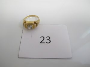 1 Bague en or modèle ancien rehaussée d'un petit diamant(TD53).PB4,6g.