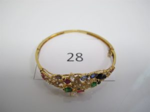 1 Bracelet en or ouvrant pavé de pierresde couleur(D5,5cm).PB 12,4g.
