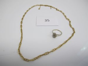 1 Chaine en or maille fantaisie(L50cm),1bague en or gris rehaussée d'une pierre verte(motif abimé)(TD58).PB26g.