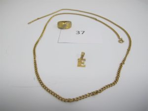 1 Chaine en or maille plate(L68cm),1 pendentif en or initiale"E",1 bague 2 ors ornée de pierres(TD55).PB24g.