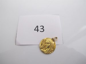 1 Médaille en or de la vierge usagée. PB3,9g.