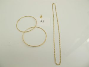 1 Chaine en or maille forçat(L50cm),2 créoles en or (D6,8cm),1 pendentif en orinitiale"G".PB8,9g.