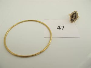 1 Bracelet en or jonc(D6,5cm),1 bague enor(TD54)rehaussée d'une grosse pierre marron entourage pierres blanches. PB 13,9g.