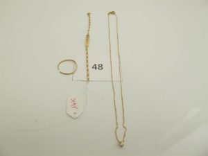 1 Collier en or maille fil et son pendentif solitaire rehaussé d'un petit diamant(L40cm),1 alliance en or brisée 1 bracelet d'identité en alliage 14k (L13cm).PB or 3 g.PB alliage 14k 1,7g.