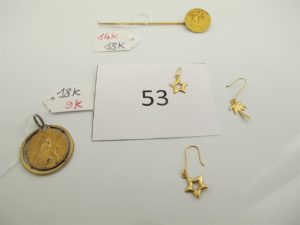 1 Pince à cravate(la médaille du dessus est en or et la pince en alliage 14 k),1médaille en or à décor de la vierge aveccerclage en alliage 9K,1 pendentif en orà décor d'une étoile,1 pendant en or à décor d'une étoile,1 pendant en or à décor d'un palmier.PB or et alliage 14k 1,65 g.PB alliage 9K2,5g.PB or 0,3g.