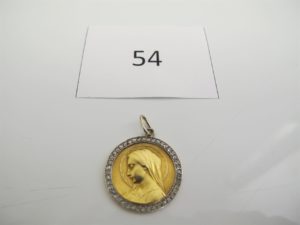 1 Médaille 2 ors entourée de petites roses à décor de la vierge avec motif floral au verso.PB 4,9 g