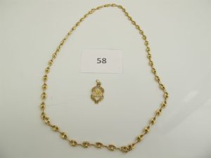 1 Collier en or maille grains de café (L60cm),1 pendentif en or à décor de motif fantaisie.PB 20,6g.