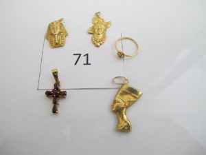 1 Pendentif en or tête egyptien,1 pendentif en or tête egyptien usagé 1 pendentif en or fantaisie,1 croix en or pavée de pierres bordeaux,1 bague en or(TD44).PB 7,7g.