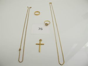 1 Chaine en or maille colonne(L52cm),1 croix en or ouvragée,1 alliance en or (TD55),1 bague en or pavée de petits diamants(TD51),1 chaine en or brisée. PB 19,2 g.