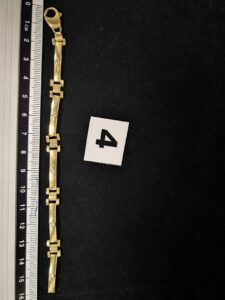 1 Débris de bracelet en or, articulé fermoir menotte. PB 10,6g