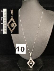 1 Pendentif en platine avec 1 diamant central taille ancienne entre 1 ligne de diamants taille rose, avec sa chaine en platine. PB 6g.