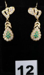 2 Boucles pendants d'oreilles en or ornées de pierres vertes et blanches (L 5cm). PB 9,1g