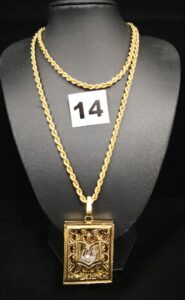 1 Médaille motif livre ajouré en or avec écriture en argent (3,5cm x 4,5cm). PB 10,4g et 1 Sautoir en or maille corde (L 70cm). PB 11,7g