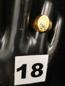 1 Chevalière en or, lettre M (TD 53). PB 3,6g
