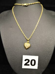 1 Collier maille forçat (L 54cm) et 1 pendentif motif coeur orné de pierres blanches. Le tout en or. PB 12,1g