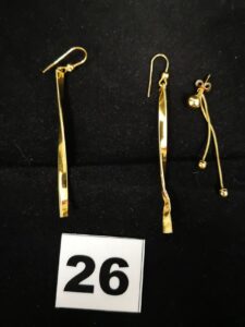 2 Pendants d'oreilles en forme de bâton, cabossés et 1 pendant d'oreille chainettes et boules. Le tout en or. PB 2.3g