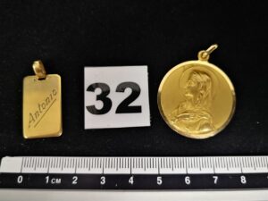 Lot casse: 1 Plaque pendentif gravée et 1 medaille de la vierge gravée. Le tout en or. PB 12,1g