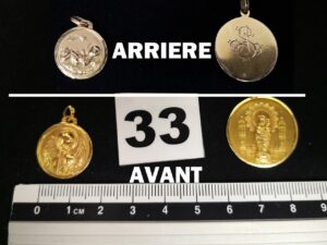 1 Médaille cathédrale & vierge et 1 médaille double face. Le tout en or. PB 8,1g