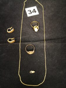 1 Chaine en or maille forçat (L 48cm) fermoir en 9k PB 3g, 1 fermoir, 2 boucles ciselées, 1 bague ornée d'une perle (TD 64) et 1 bague ajourée. Le tout en or. PB 9,5g