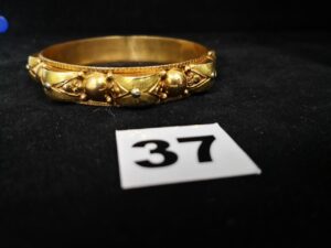 1 Bracelet rigide en or à decors en relief bicolore ( Diam 6,2cm). PB 35,3g